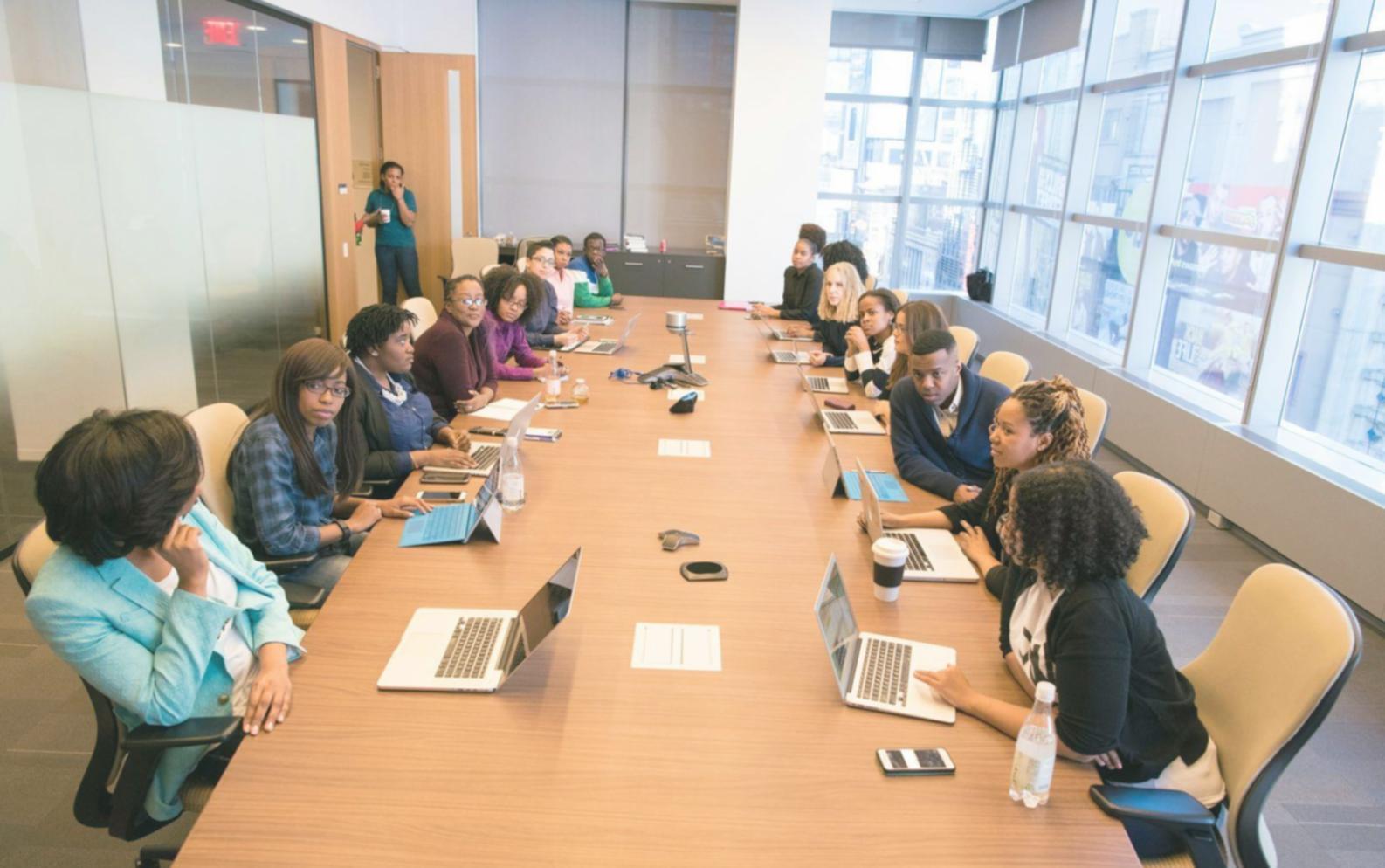 Equipo de minroomeeon trabajando en estrategias financieras personalizadas